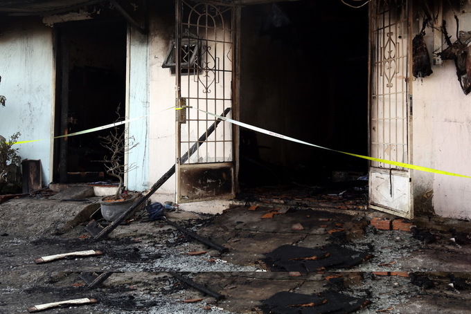 Cảnh sát khám nghiệm hiện trường căn nhà cháy 5 người chết ở Đà Lạt